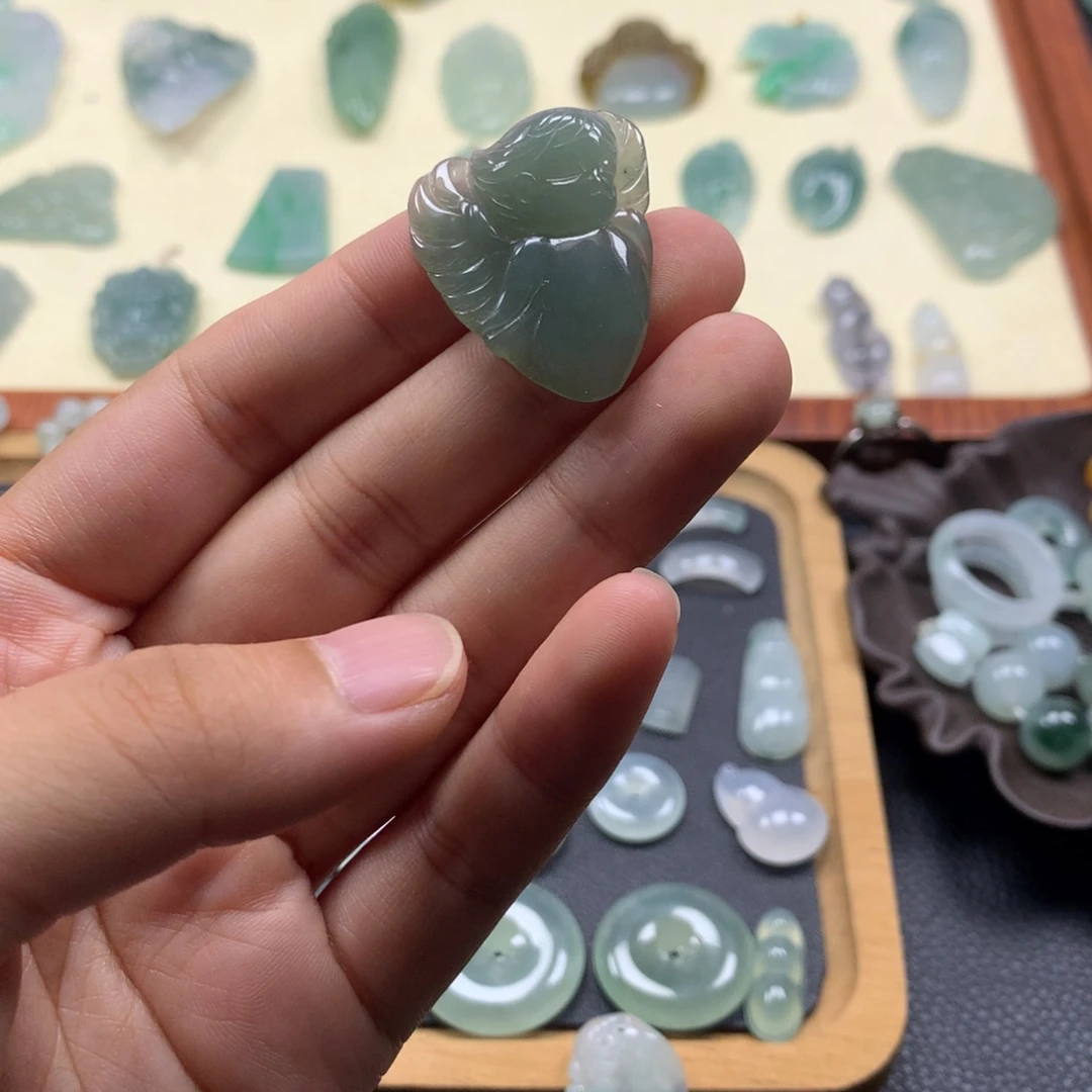 翡翠未镶嵌颈饰天使