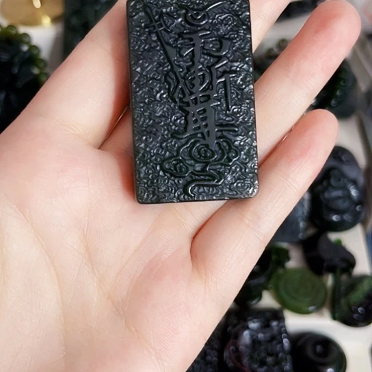 蛇纹石玉未镶嵌颈饰异**人