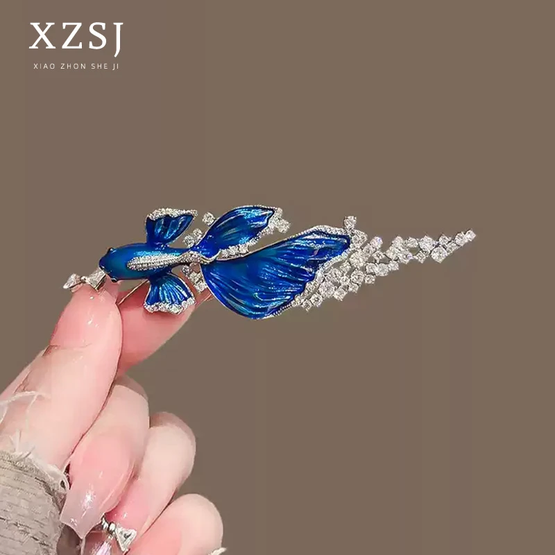 铜锆石胸针 原创设计蓝色珐琅锦鲤别针新款气质轻奢胸花西服配饰