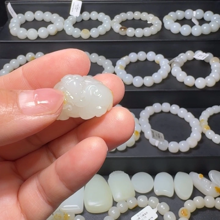 心***向和田玉未镶嵌颈饰