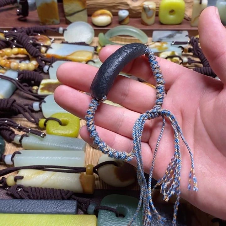 蛇纹石玉挂件未镶嵌?