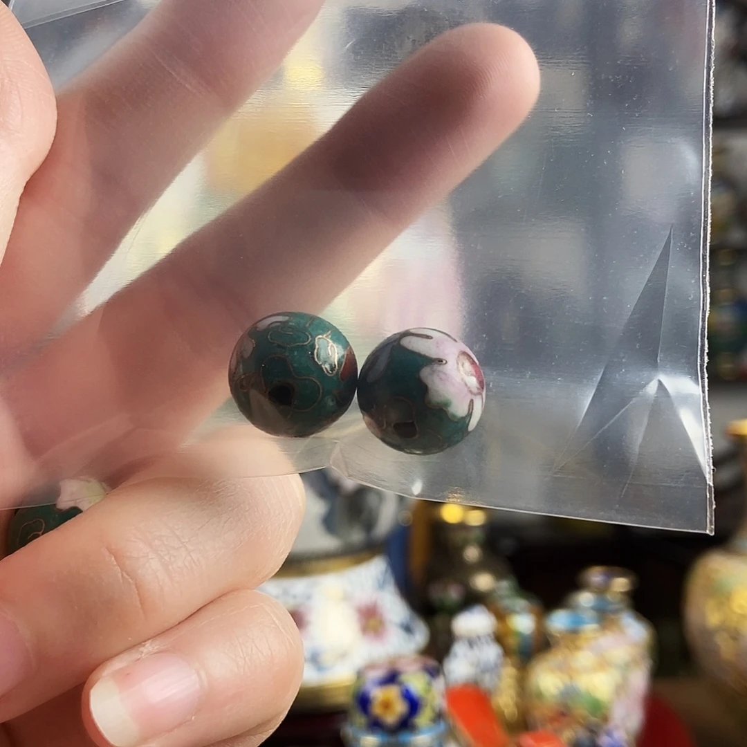 红***。铜景泰蓝老珠子绿色两个