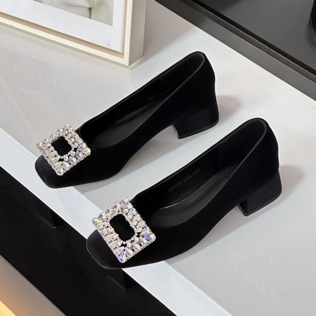 路易保罗鞋店单鞋圆头黑色浅口水钻粗跟方头女鞋方扣钻