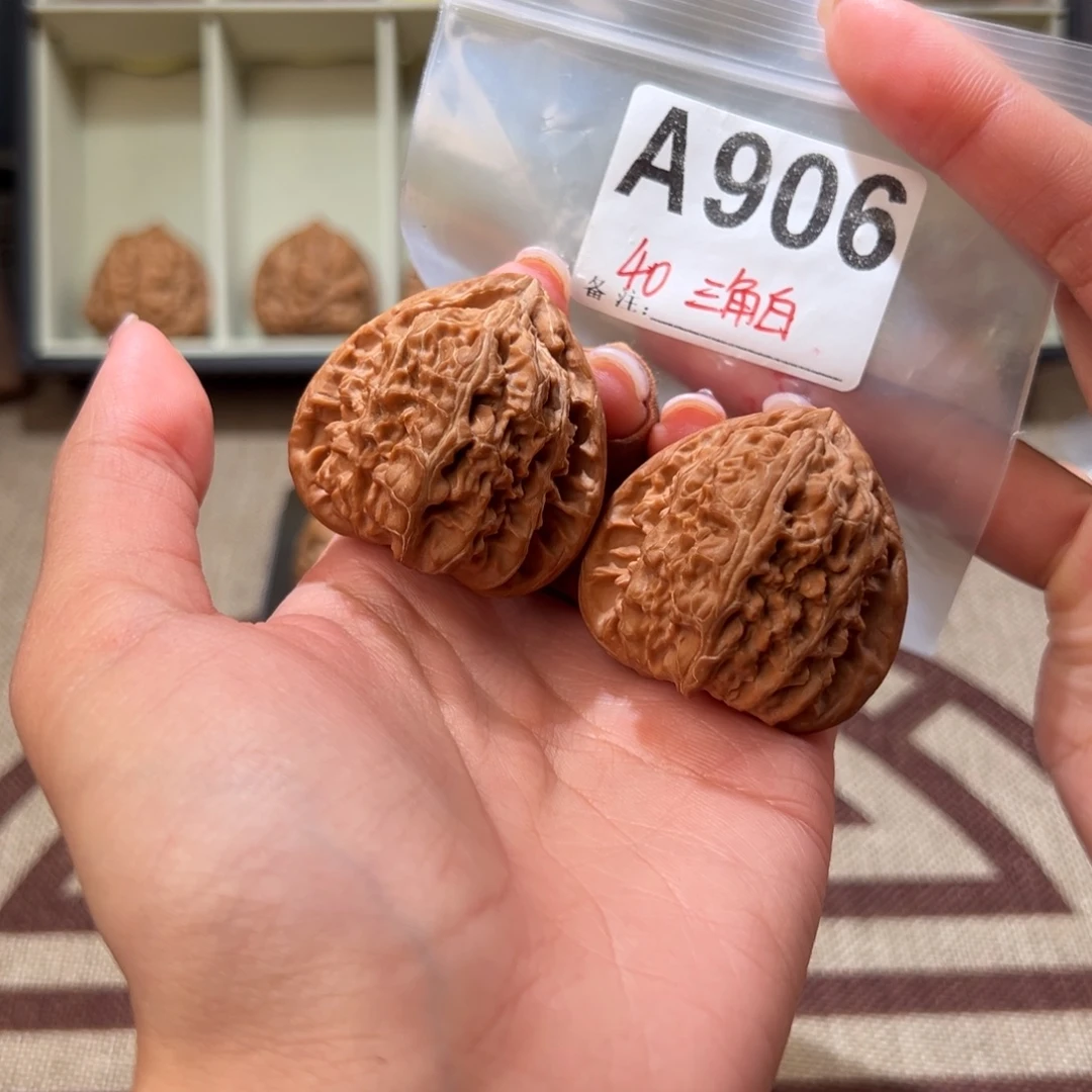 40三角白文玩核桃