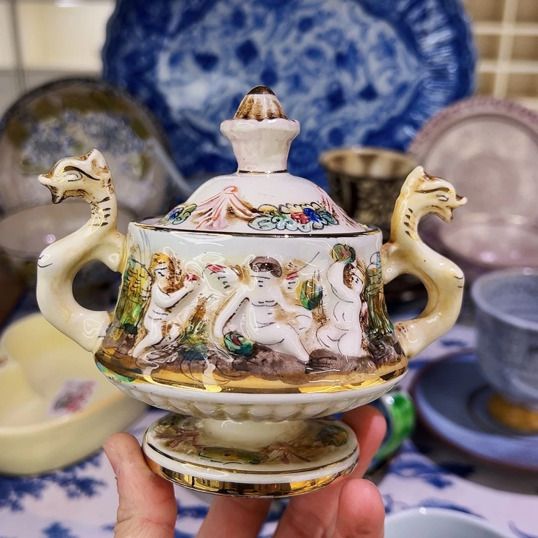 咖啡杯和茶杯是我们学校一