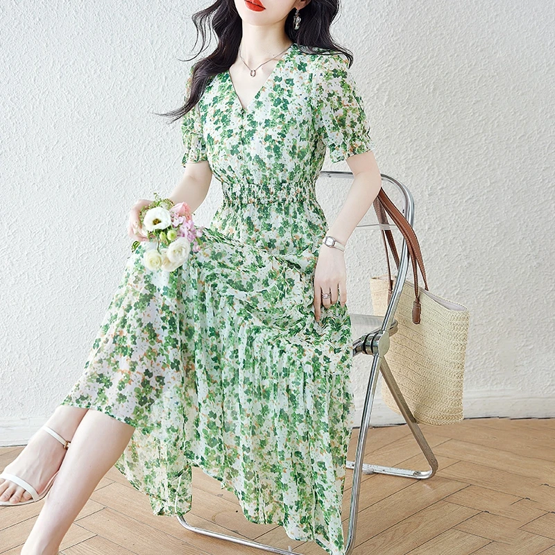 梨形身材连衣裙夏2025新款女收腰V领薄荷波绿色碎花雪纺裙