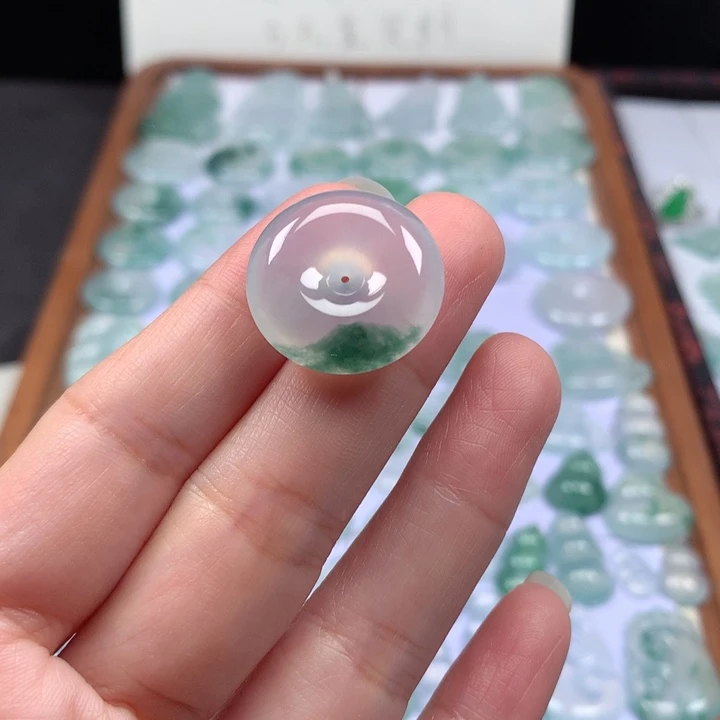 颈饰未镶嵌翡翠冰种飘花肥扣子