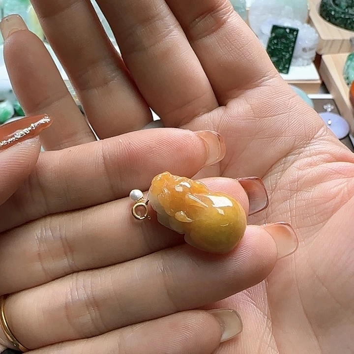 翡翠颈饰未镶嵌黄翡招财貔貅