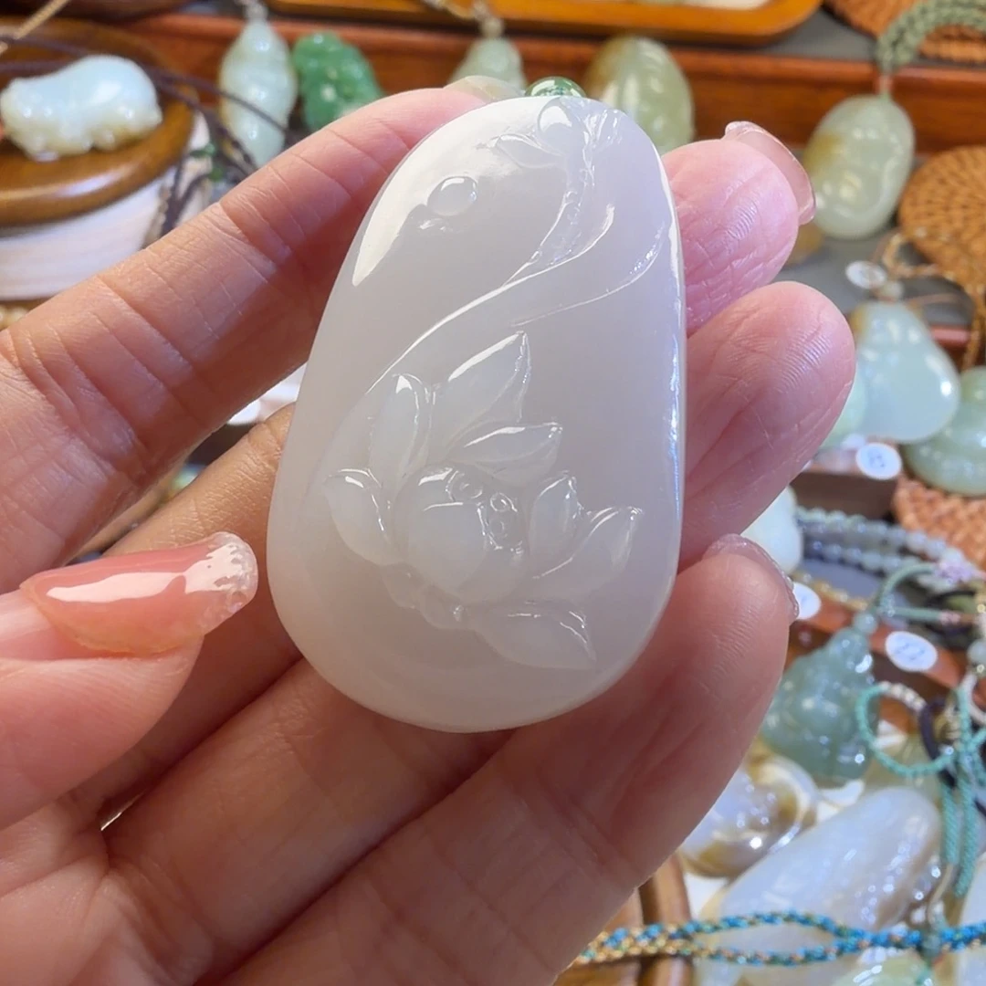 温***白和田玉未镶嵌颈饰