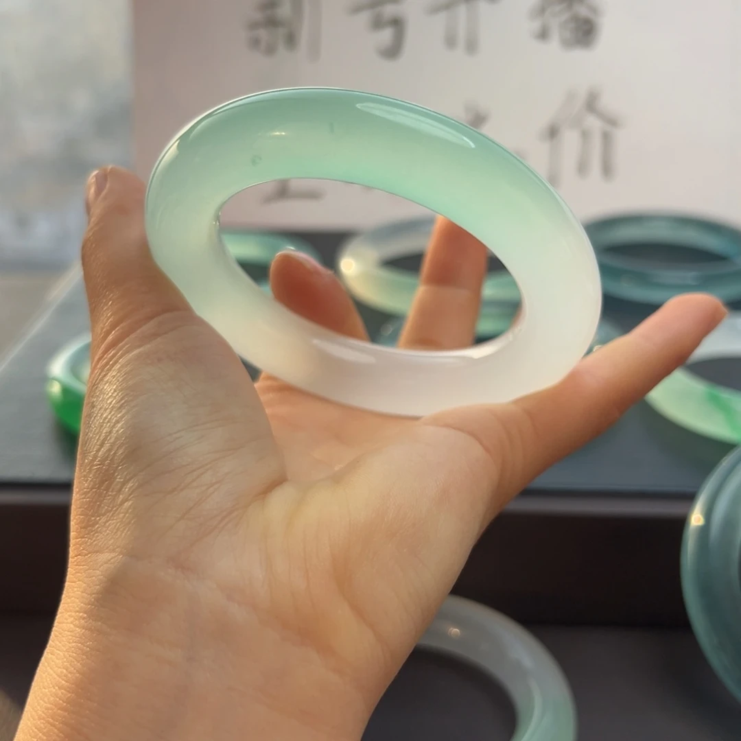 付***儿石英岩质玉手镯石英岩玉手镯