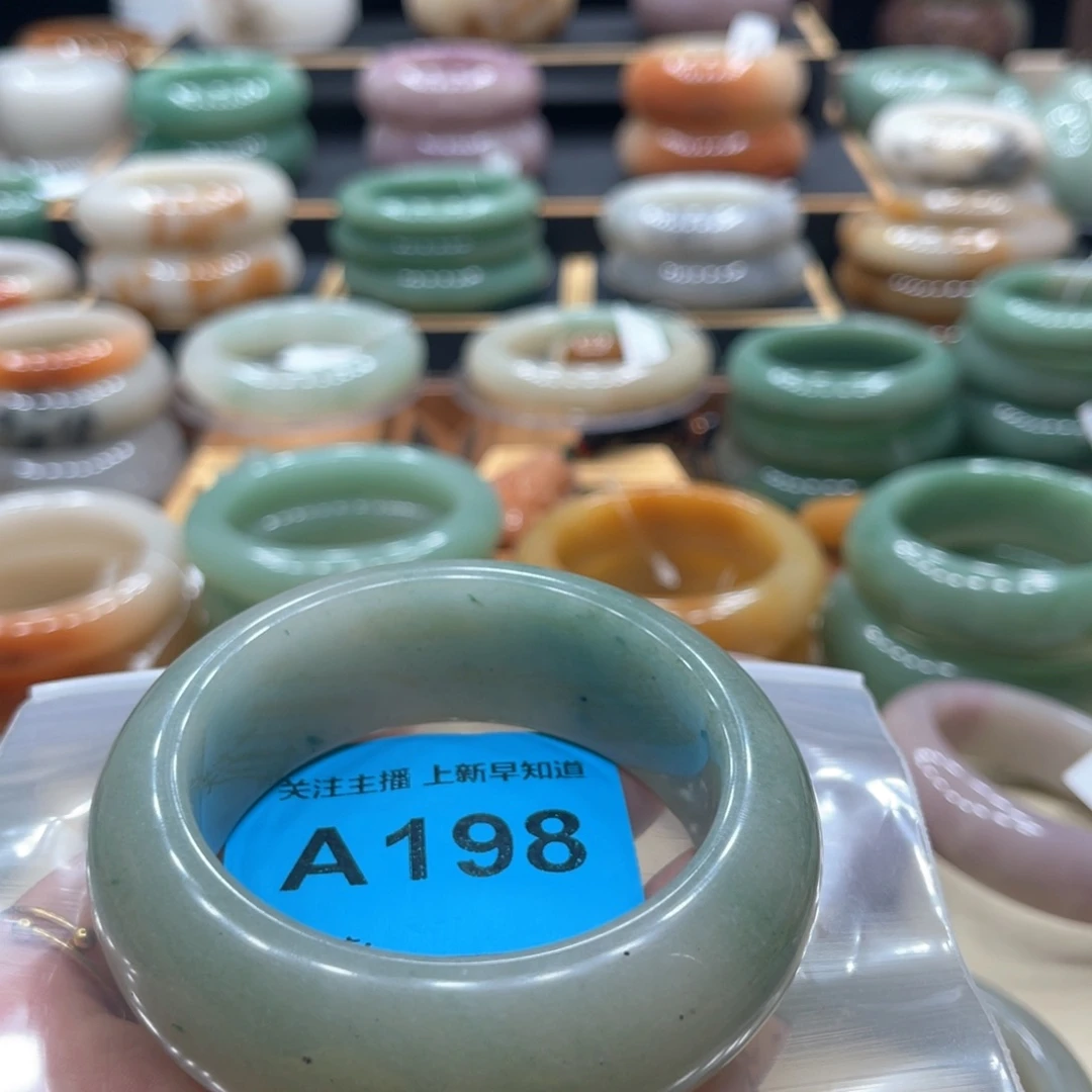 石英质玉手镯未镶嵌银***?