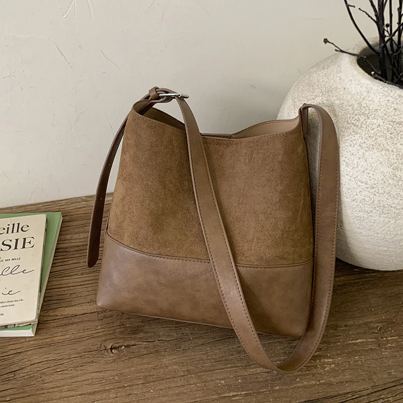 复古秋冬包包女款爆款2025新款流行款大容量通勤单肩斜挎包水桶包