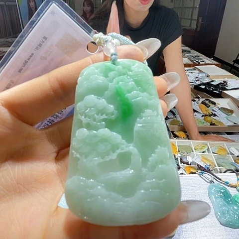 翡翠未镶嵌颈饰一个