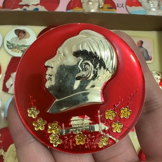 鸿***芯其他普通金属圆形红色人物形象