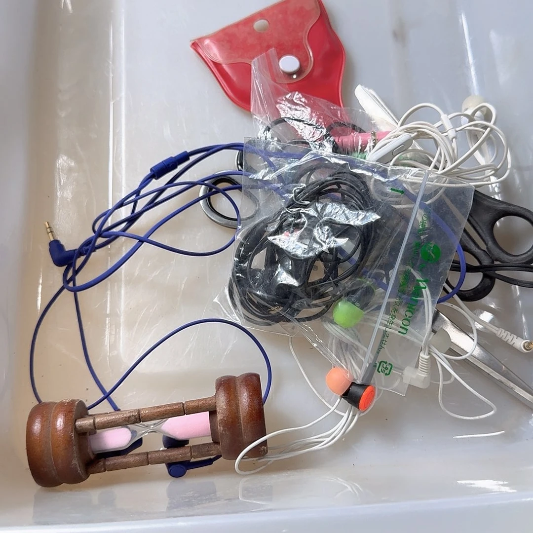 跟****?中古商品，瑕疵品，不保好坏。073