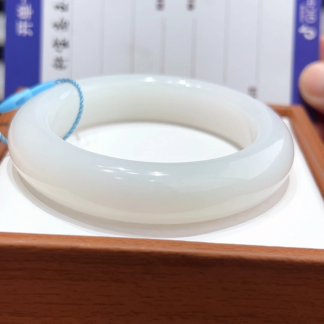 麦***迪和田玉未镶嵌手镯