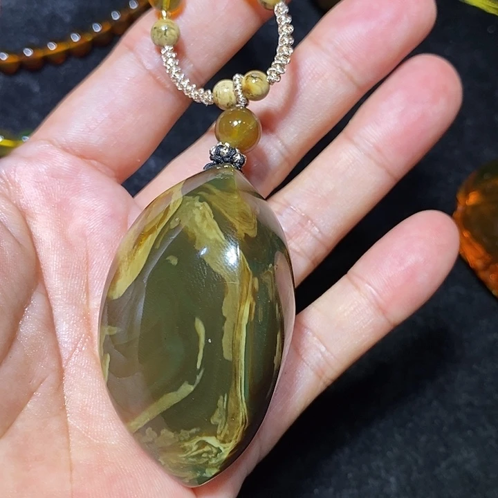 琥珀未镶嵌颈饰25克变色龙溶洞柳叶吊坠