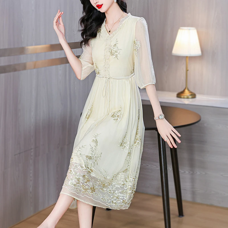 法式优雅碎花收腰长裙2025夏季新款温柔风气质修身显瘦刺绣连衣裙