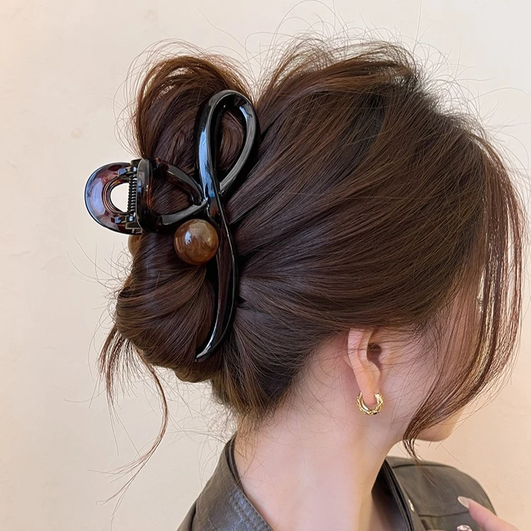 高级感咖色珍珠发夹女新款后脑勺发量多鲨鱼夹气质抓夹蓬松带齿