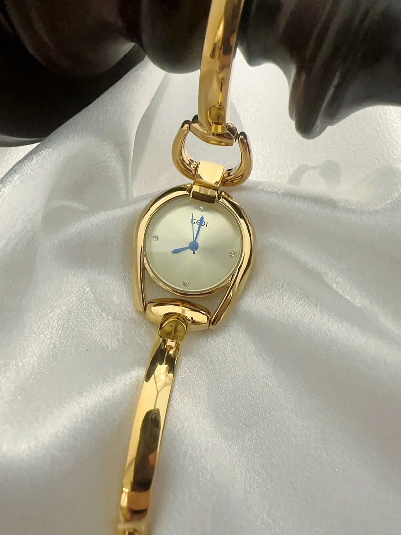 轻奢手镯款手腕表气质时尚百搭