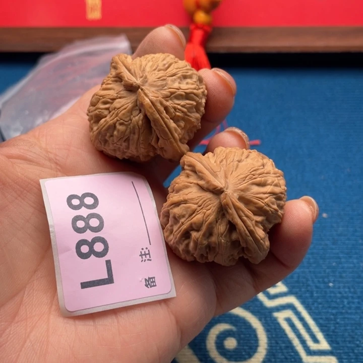 文玩核桃吊坠白狮