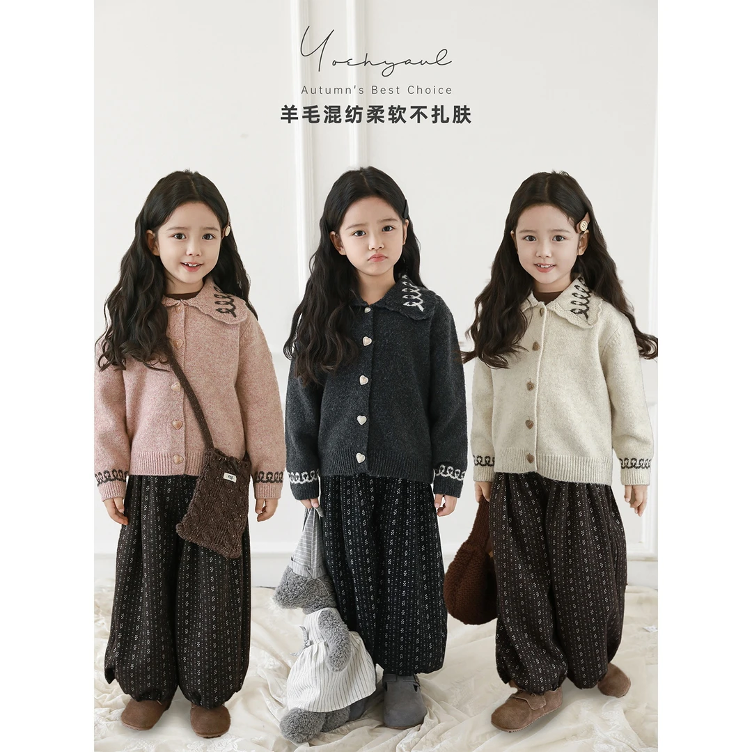 YOEHYAUL/幼悠冬壹波【复古软软】浮雕爱心扣撞色线条针织开衫D4503