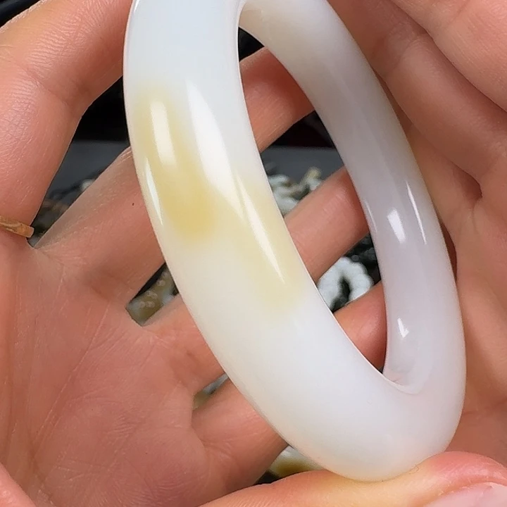 和田玉未镶嵌手镯