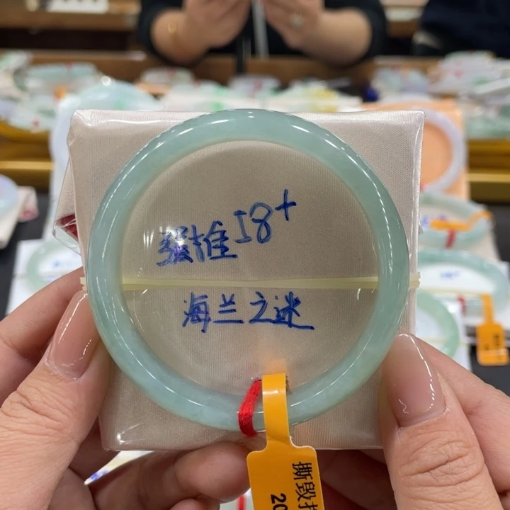 翡翠手镯未镶嵌翡翠