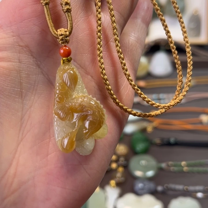 和田玉未镶嵌颈饰鱼