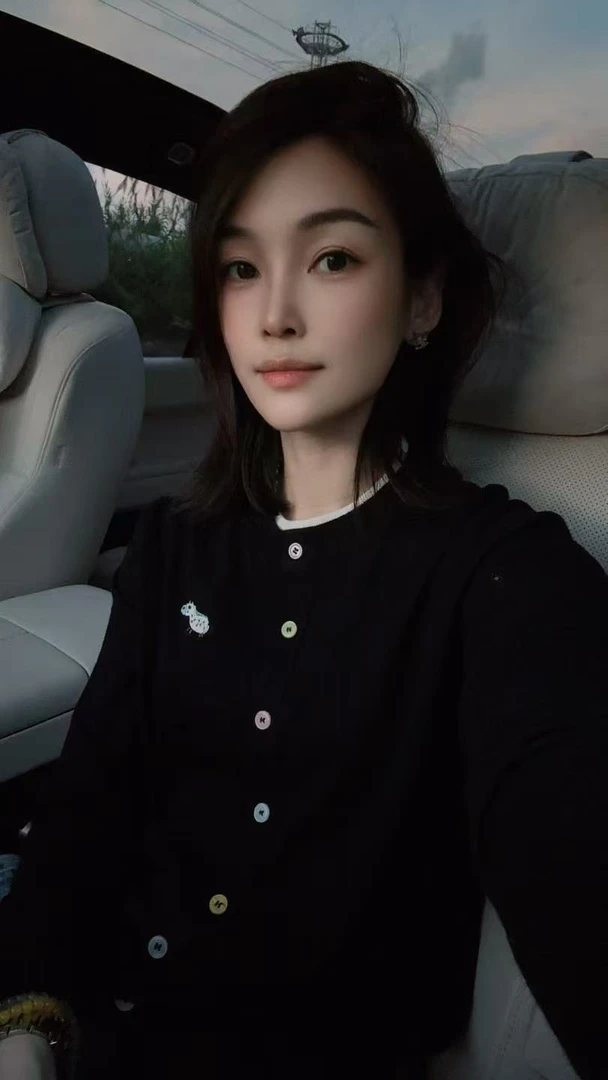 秋季新款多巴胺纽扣小马刺绣圆领开衫毛衣