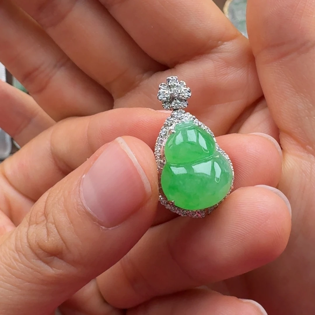 翡翠18K金镶嵌颈饰冰种果绿葫芦吊坠