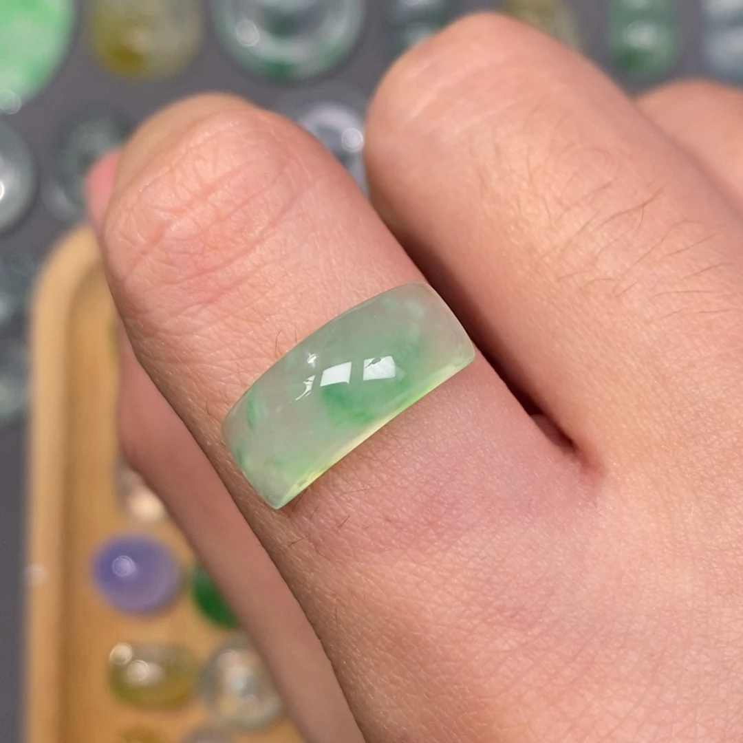 翡翠未镶嵌颈饰马鞍