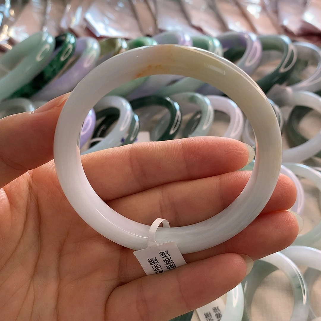 翡翠手镯未镶嵌牛奶底洒金58