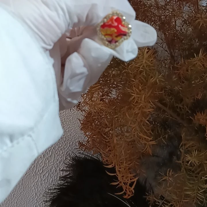 织绣和平小屋助力非遗蜀锦戒指 红色花纹较多