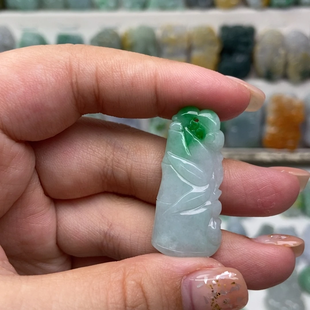 翡翠未镶嵌吊坠(赠链)