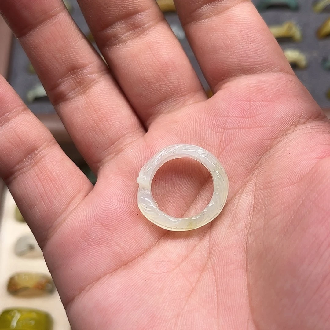 佛***莹未镶嵌蛇纹石玉戒圈