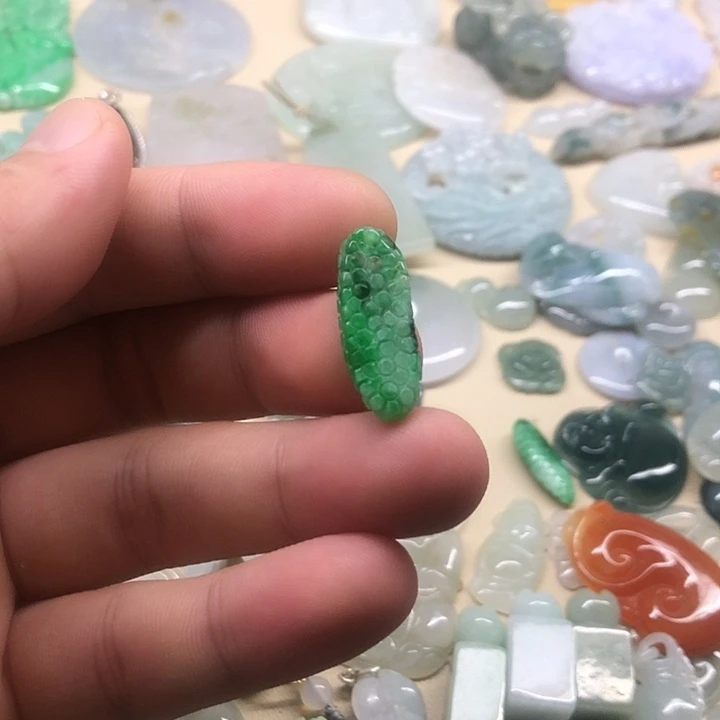 翡翠未镶嵌颈饰链接