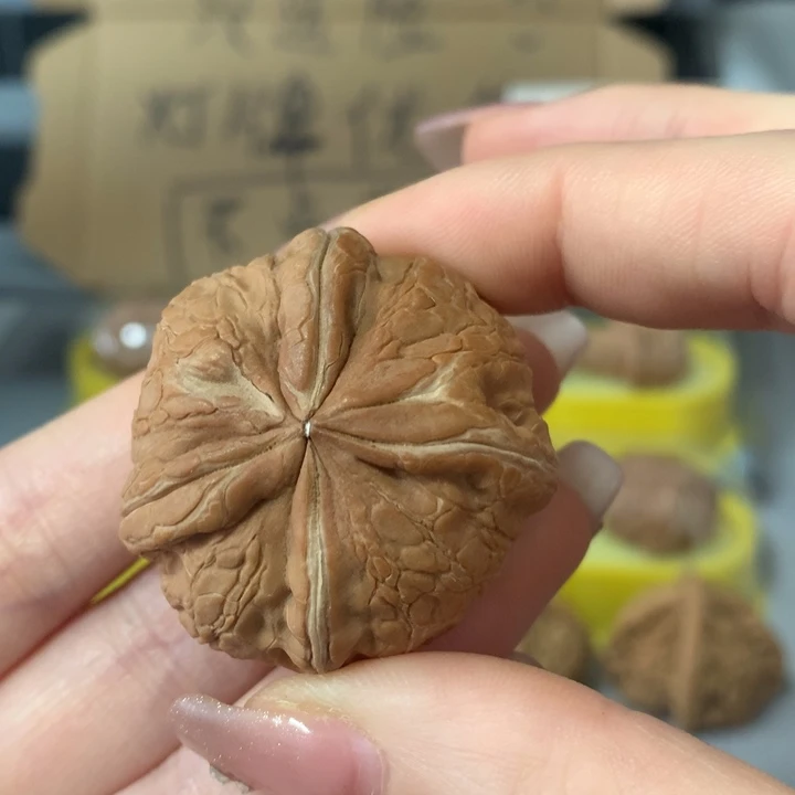 大***哥文玩核桃吊坠异形单只，有瑕疵