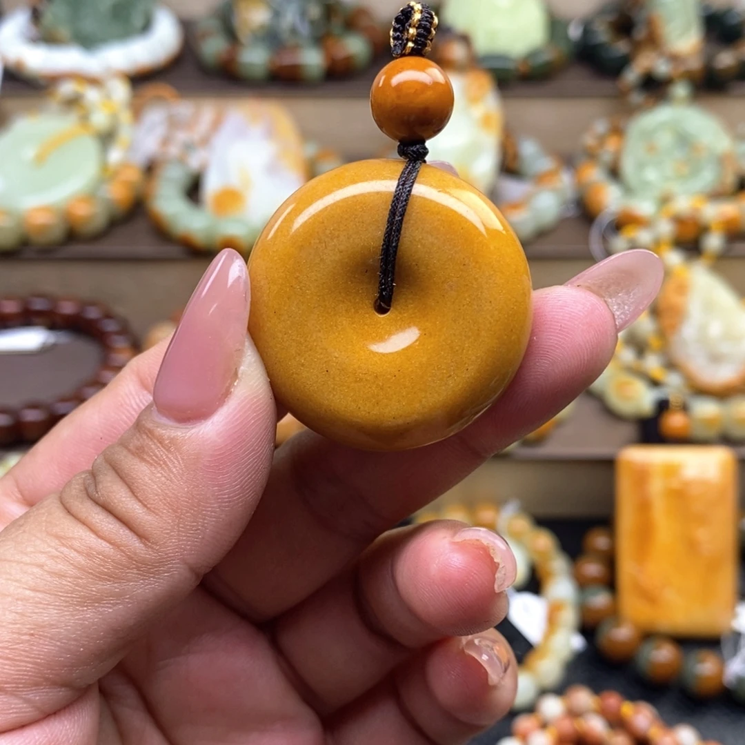 透闪石质玉未镶嵌颈饰