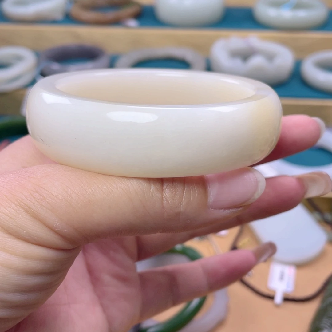 和田玉手镯未镶嵌4