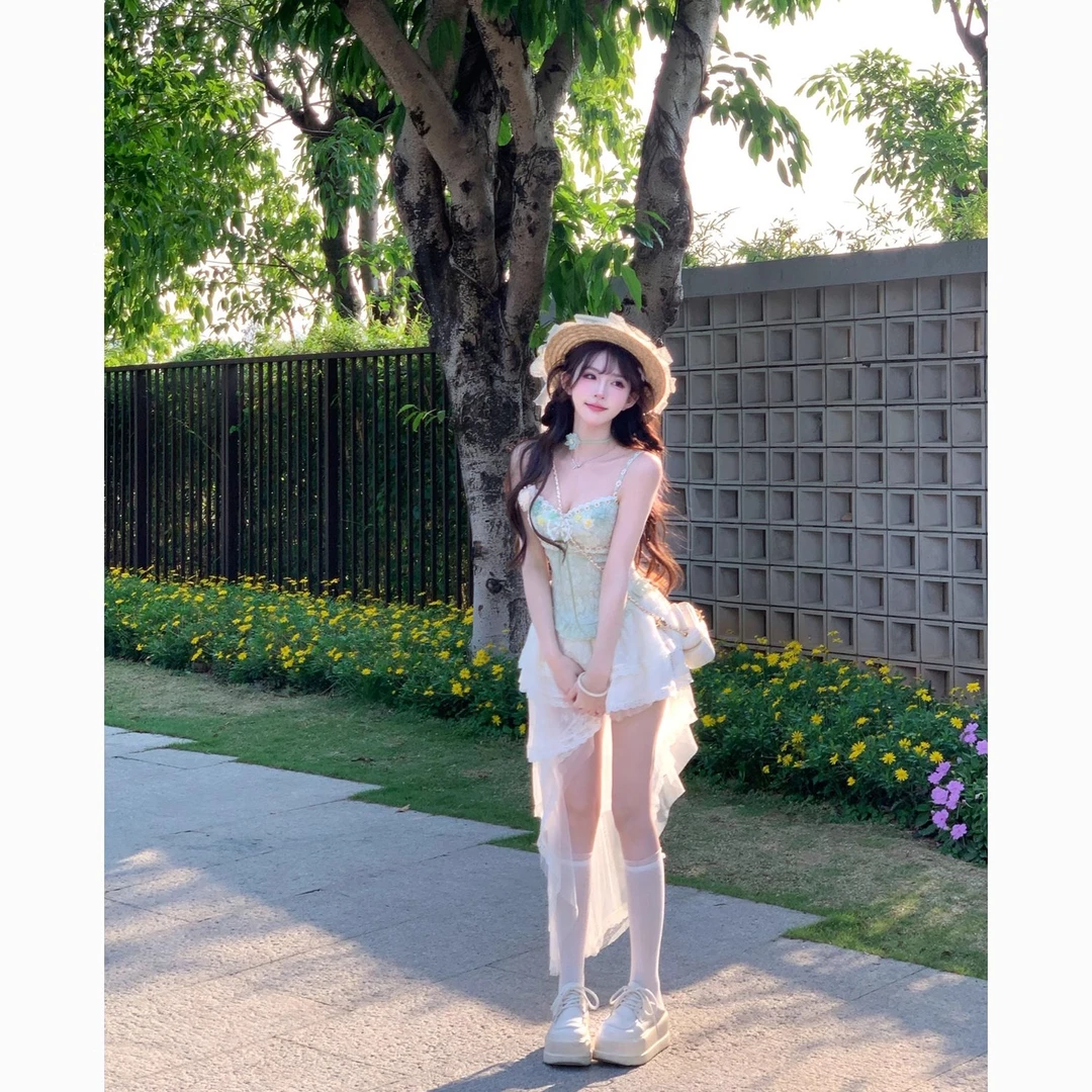 法式甜美清新花朵吊带连衣裙女夏新款设计感收腰小众不规则蛋糕裙