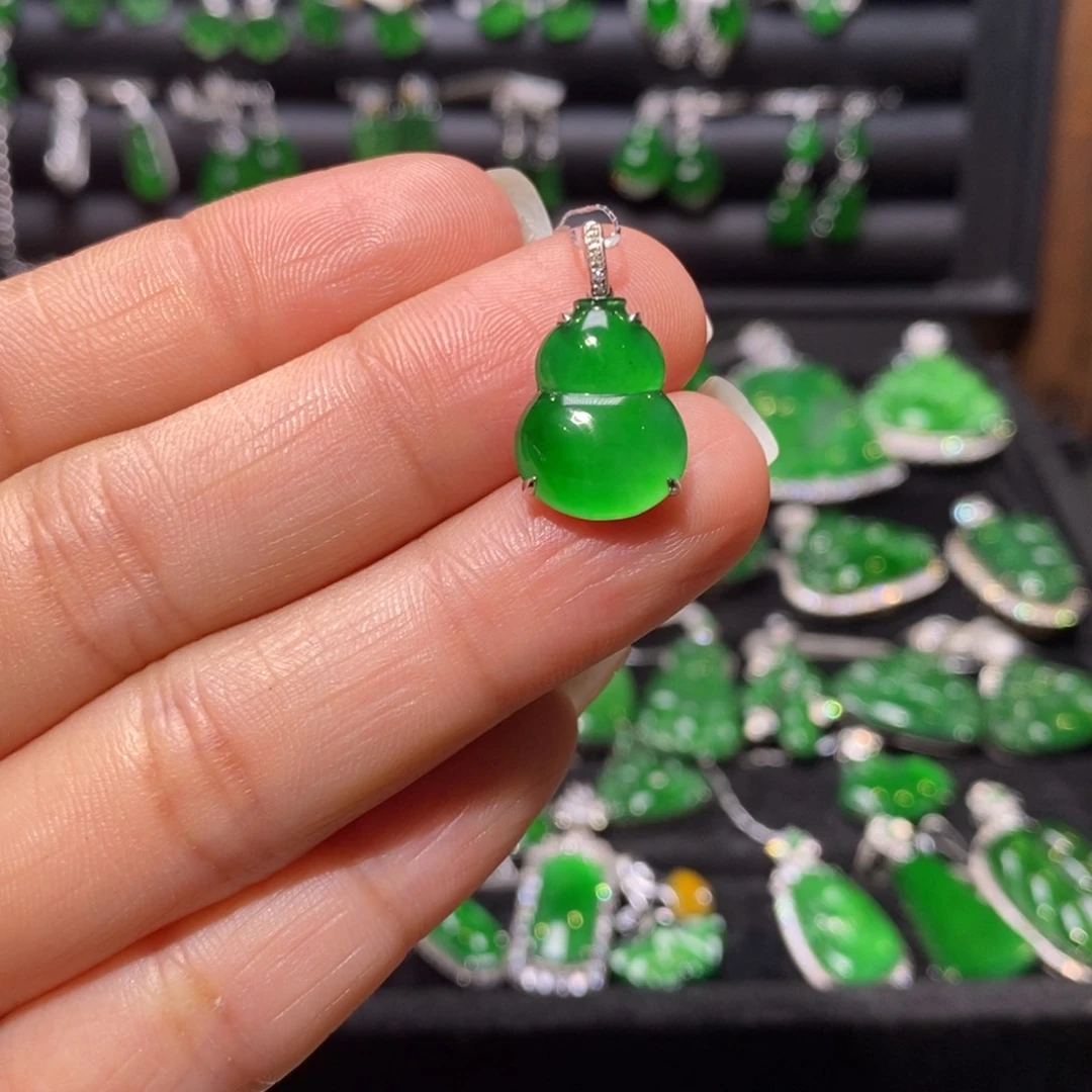 翡翠18K金镶嵌颈饰葫芦吊坠