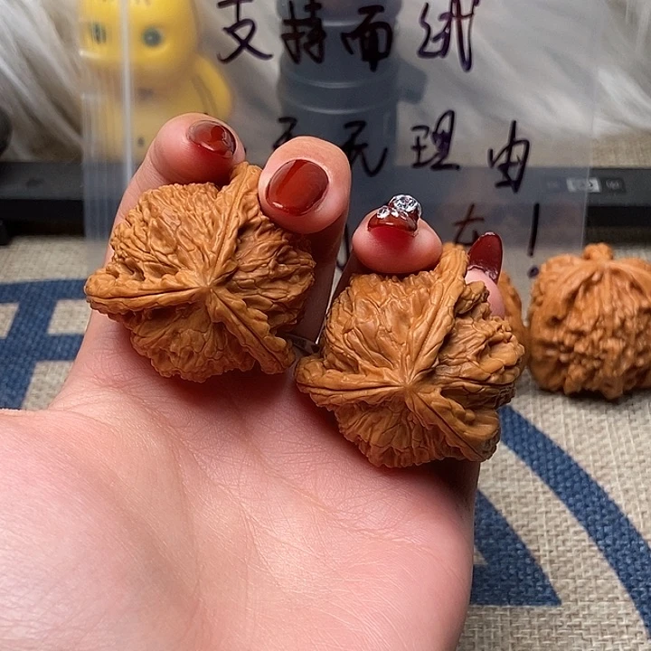 文玩核桃把件最****怀白狮子正奔