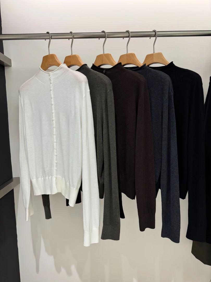 【商场品质】韩版简约半高领 单排扣设计针织打底上衣 KK 809