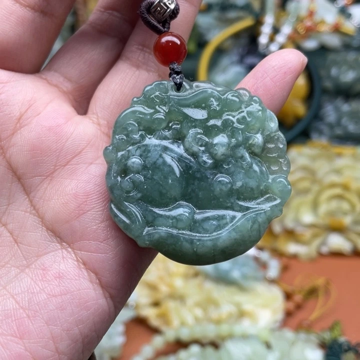 蛇纹石玉吊坠合金