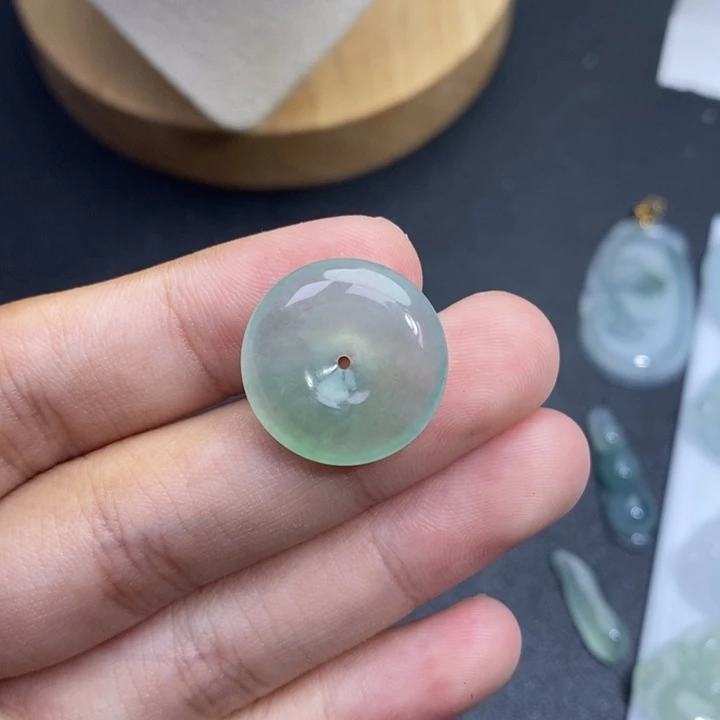 翡翠未镶嵌颈饰冰绿平安扣