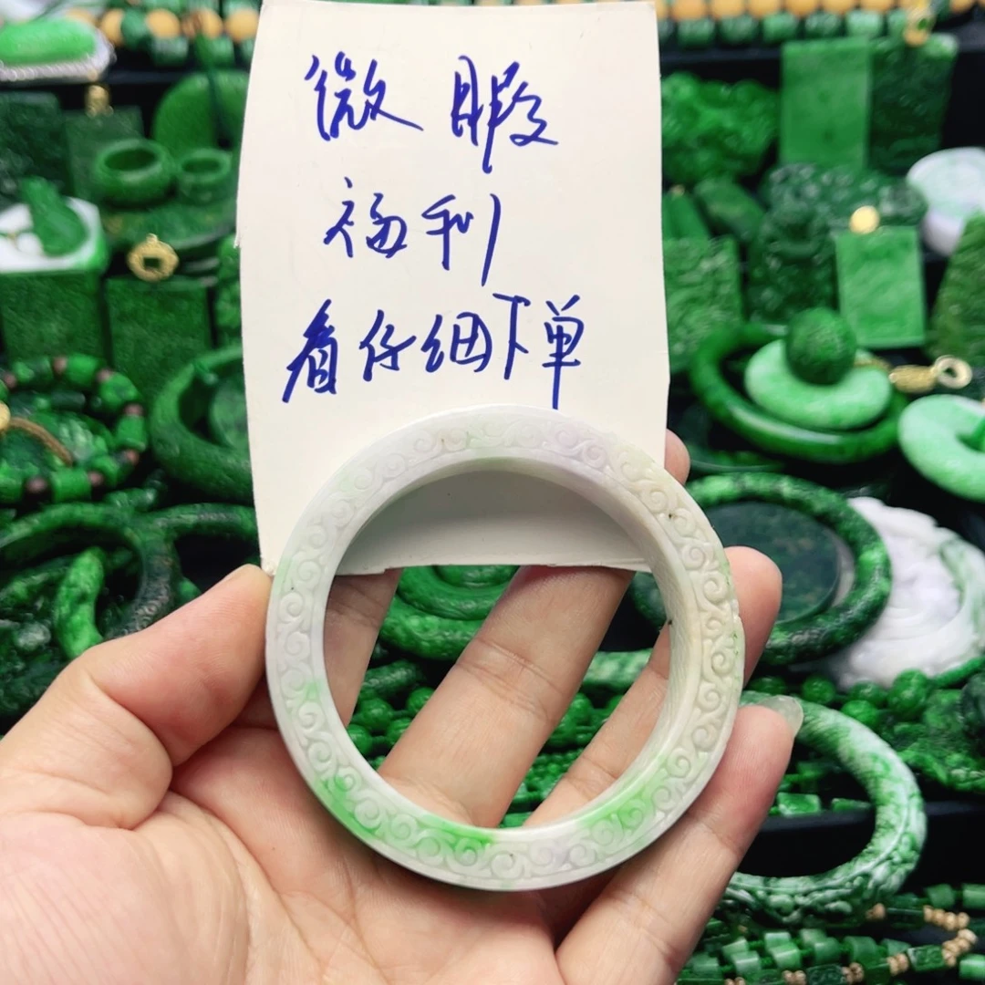 只买单纯的吊坠，没带链子，属的性质。手镯，福利