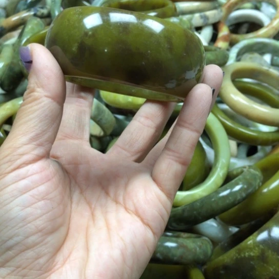 未镶嵌蛇纹石玉手镯向***发