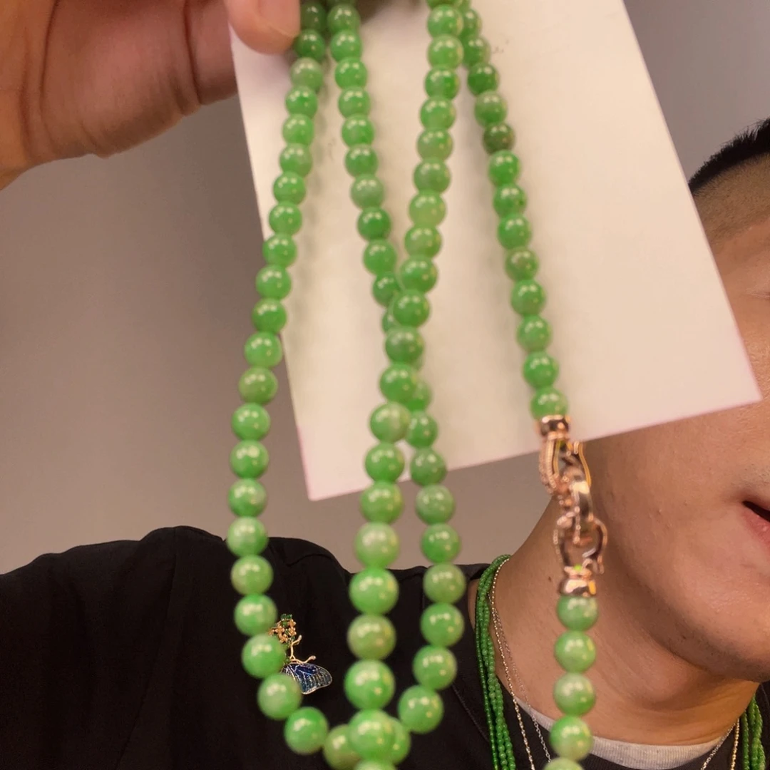 翡翠未镶嵌颈饰一件