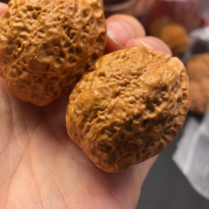 文玩核桃把件我在外面吃饭呢